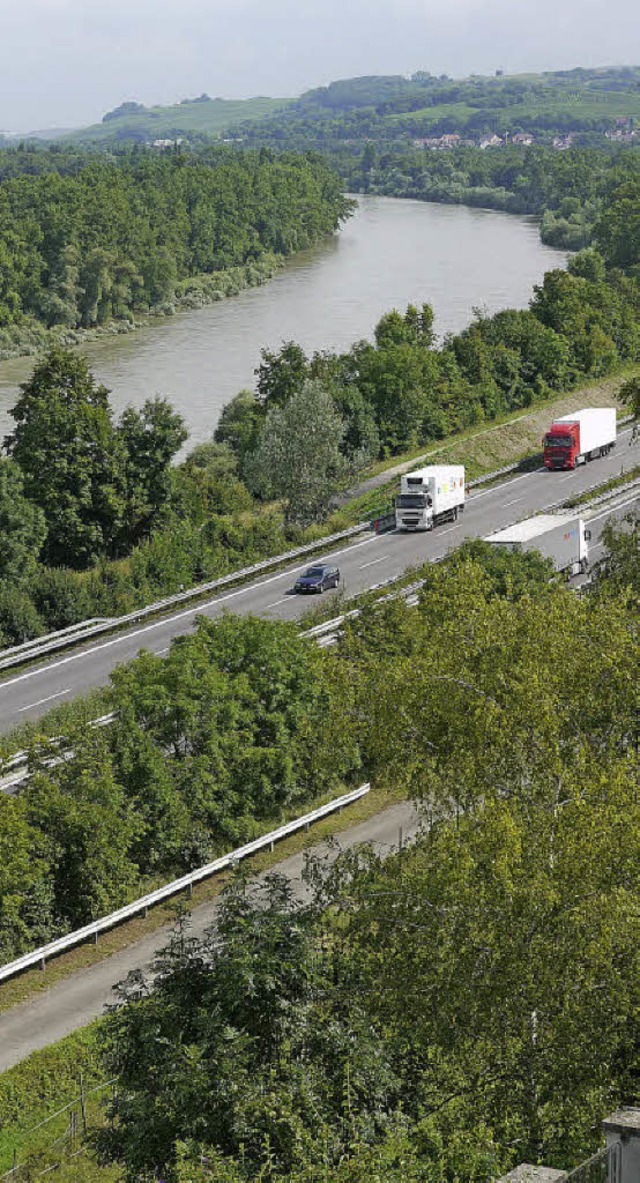 Parallel  zu Rhein, Schiene und Strae verlaufen drei Datenautobahnen.   | Foto: katharina Meyer