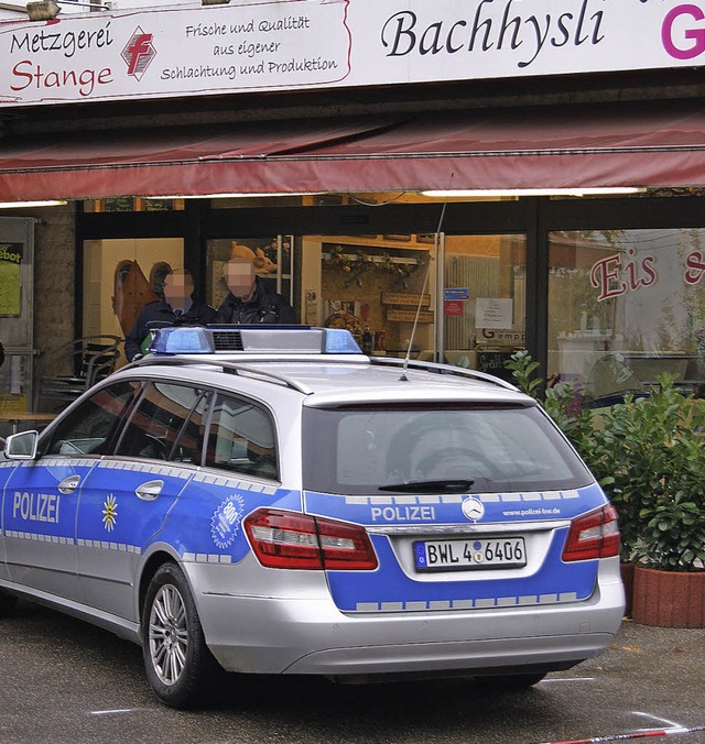 Um zu rekonstruieren, wie das Polizeif... Donnerstag nochmals davor platziert.   | Foto: marco schopferer