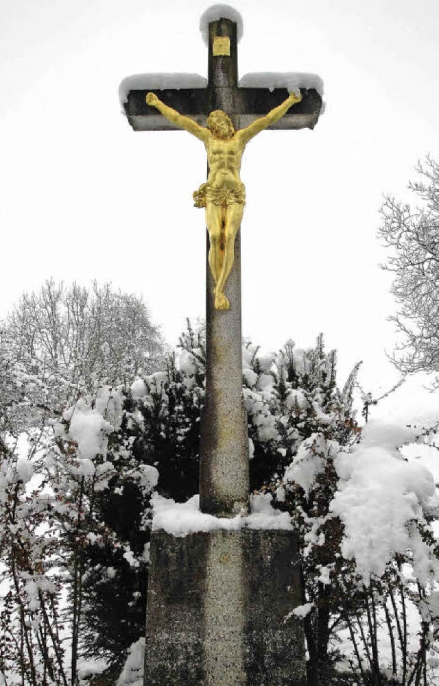 Das verwitterte Kreuz an der Alten Sch...chmitz und Uwe Kratt den Kreuzsockel.   | Foto: Hansjrg Bader