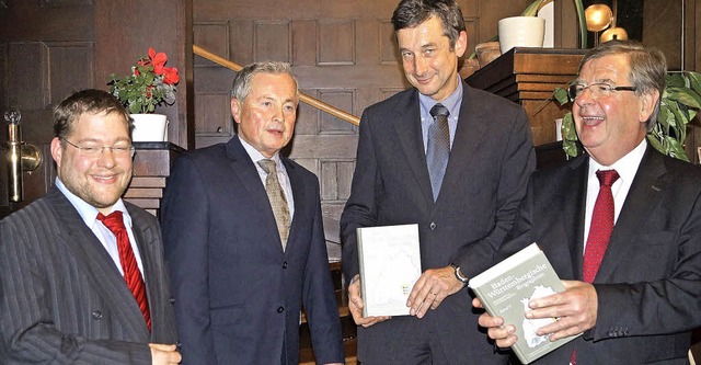 Von links: Lektor Daniel Kuhn,  Heraus...li Stchele bei der Buchprsentation.   | Foto: Silke Hartenstein