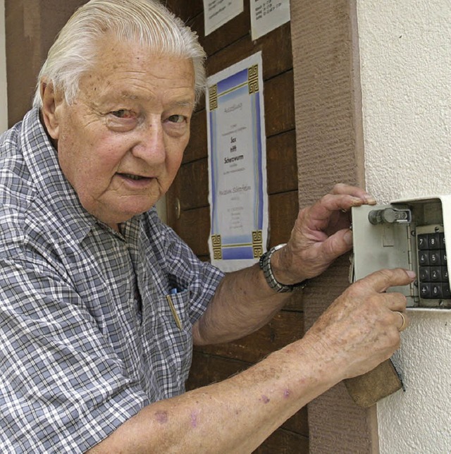 Karl Friedrich (&#8222;Cheri&#8220;) L...zeigt ihn beim ffnen der Museumstr.   | Foto: Jung