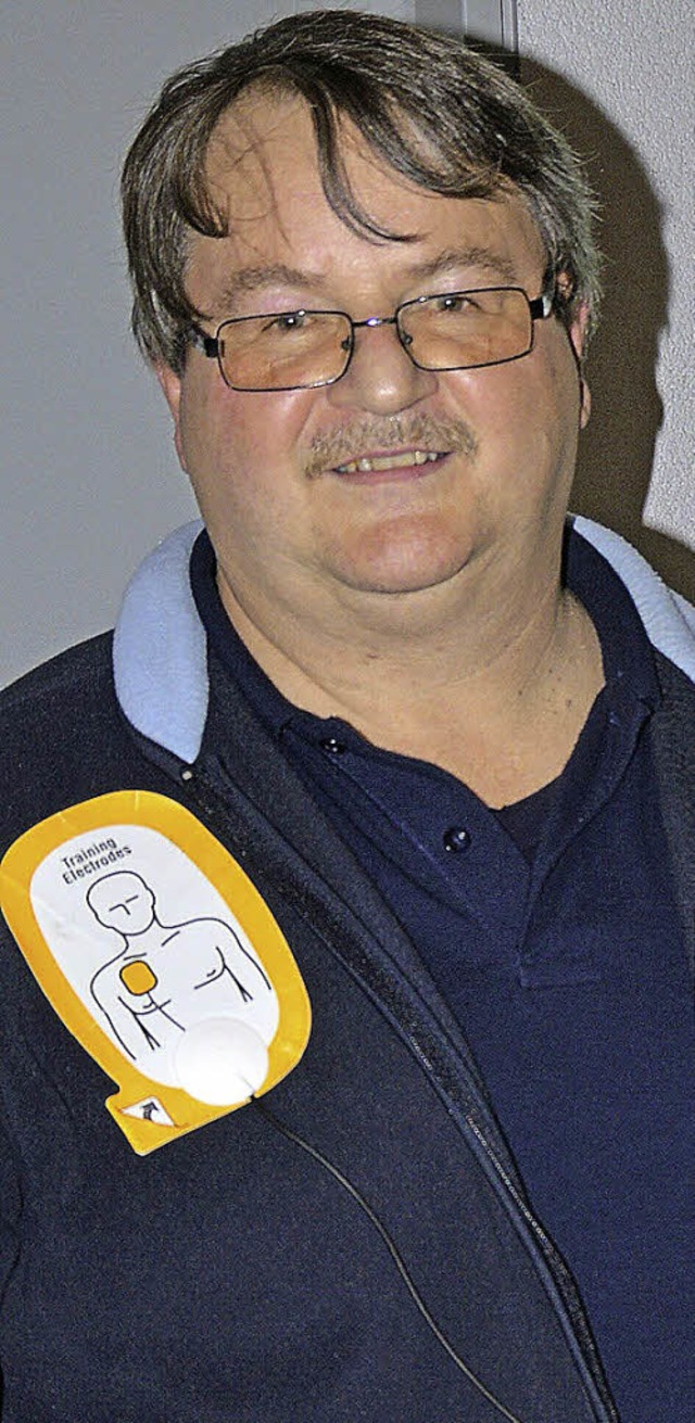 FFW-Kommandant und Ausbilder Christian...  informierte ber den Defibrillator.   | Foto: Diehl