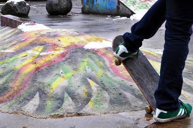 Ehrenamtliche richten die stdtische Skateranlage am Freibad wieder schn her