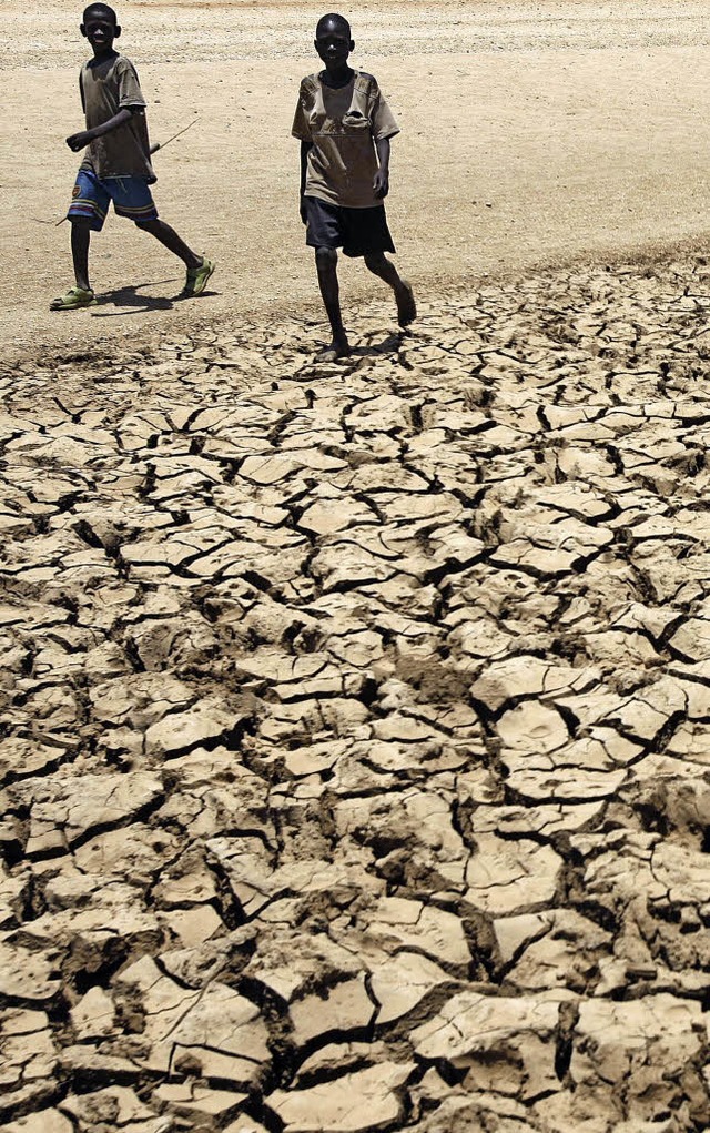 Die Erderwrmung hat Folgen: vertrockneter  Boden in Kenia.  | Foto: DPA