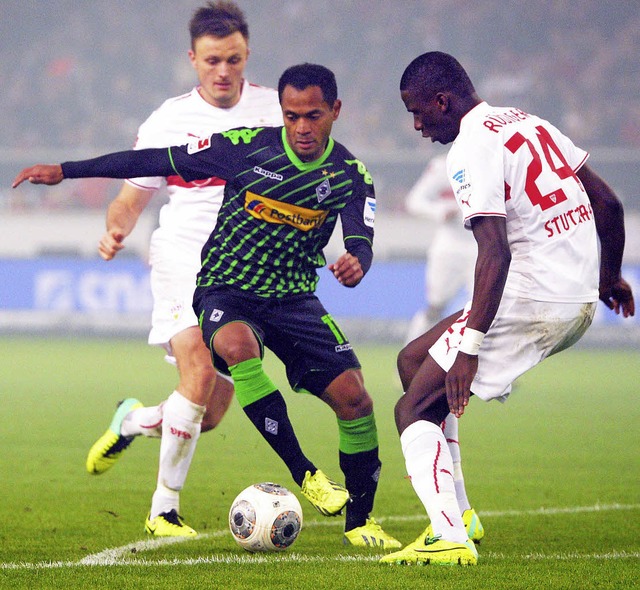 Raffael, Gladbachs Torschptze zum 1:0,...wei zwei Stuttgarter Akteure durch.     | Foto: dpa