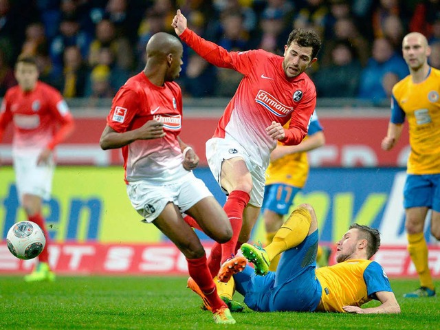 Braunschweigs Bicakcic (unten), Freibu...inks) und Mehmedi kmpfen um den Ball.  | Foto: dpa