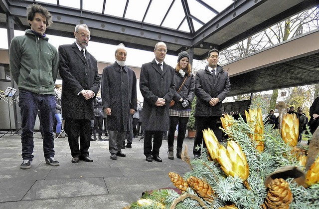 Brgermeister Markus Hollemann (von re... Krnze an der Einsegnungshalle nieder  | Foto: Markus Zimmermann               