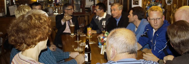 Anregende Gesprche: Nach der offiziel... am Stammtisch im Gasthaus Alpenblick.  | Foto: Christa Maier