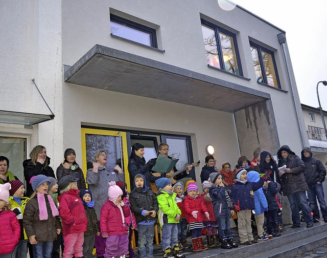 Die Kinder des Oberlin-Kindergartens beim Tag der offenen Tr vor dem Neubau   | Foto: Wieschenkmper