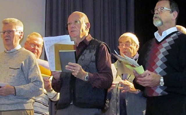 Der Mnnerchor Grenzach  begeistert im...ng die Besucher des Altennachmittags.   | Foto: Albert Greiner