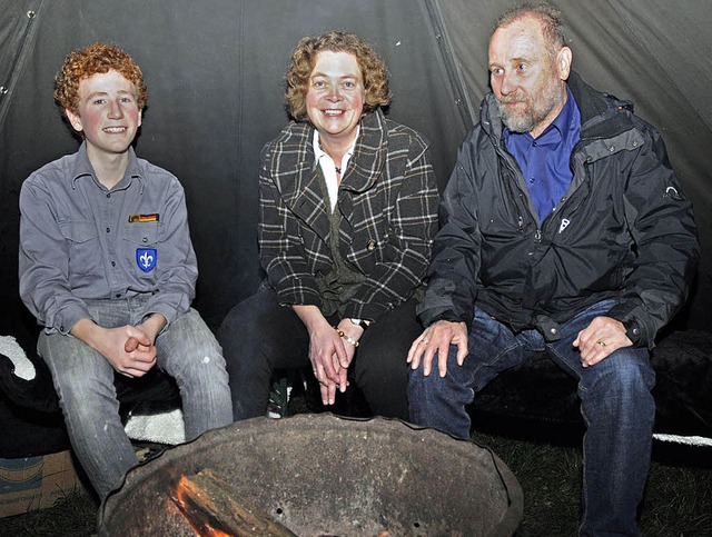 Pfadfinder Benjamin Kappus (links) und...ch am warmen Lagerfeuer im Erzhlzelt   | Foto: Heidi Fssel