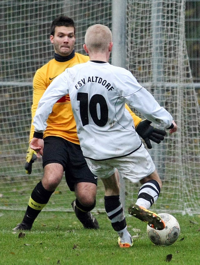 SCO-Tormann Daniel Knstle gewinnt die...dem Altdorfer Angreifer Florian Karl.   | Foto:  Alexandra Buss