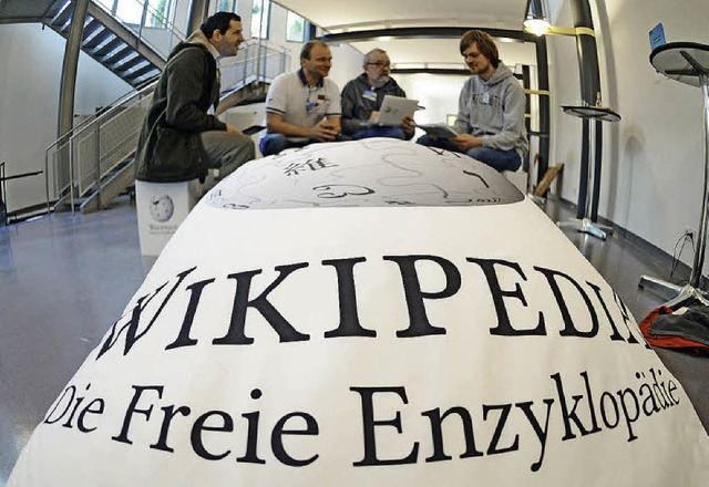 Teilnehmer der WikiCon diskutieren in Karlsruhe.   | Foto: dpa