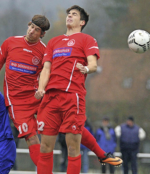 Kopfball im Duett: Karsten Scheu (link...Felix Schaplewski vom FC Bad Drrheim   | Foto: Dieter Reinhardt