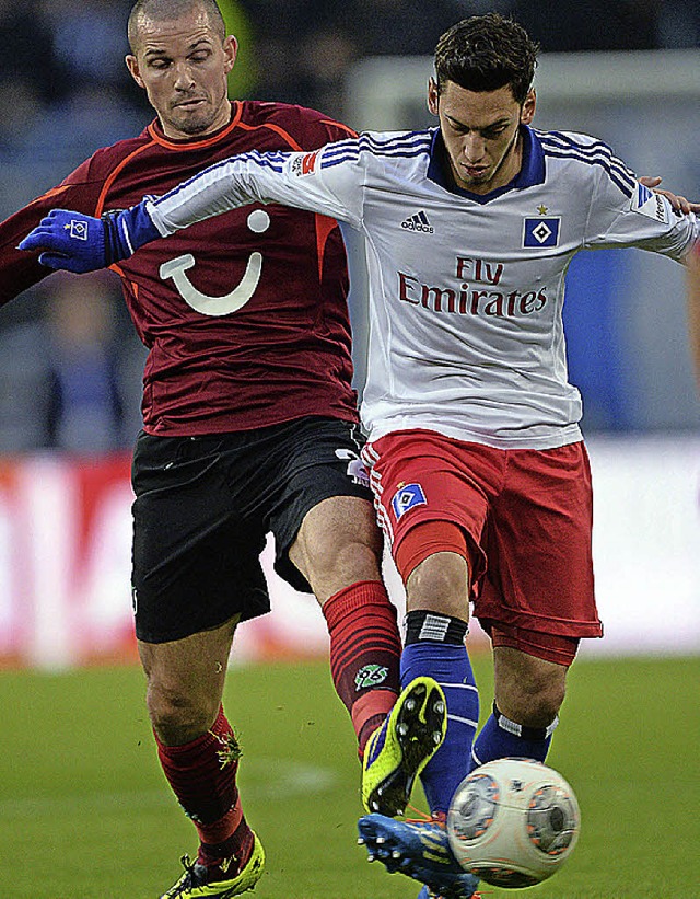 Hakan Calhanoglu (rechts), hier mit de...easen, machte fr den HSV alles klar.   | Foto: DPA