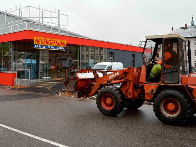 Die Bagger und Handwerker haben ihre A...nstag an kann dort eingekauft werden.   | Foto: Felix Held