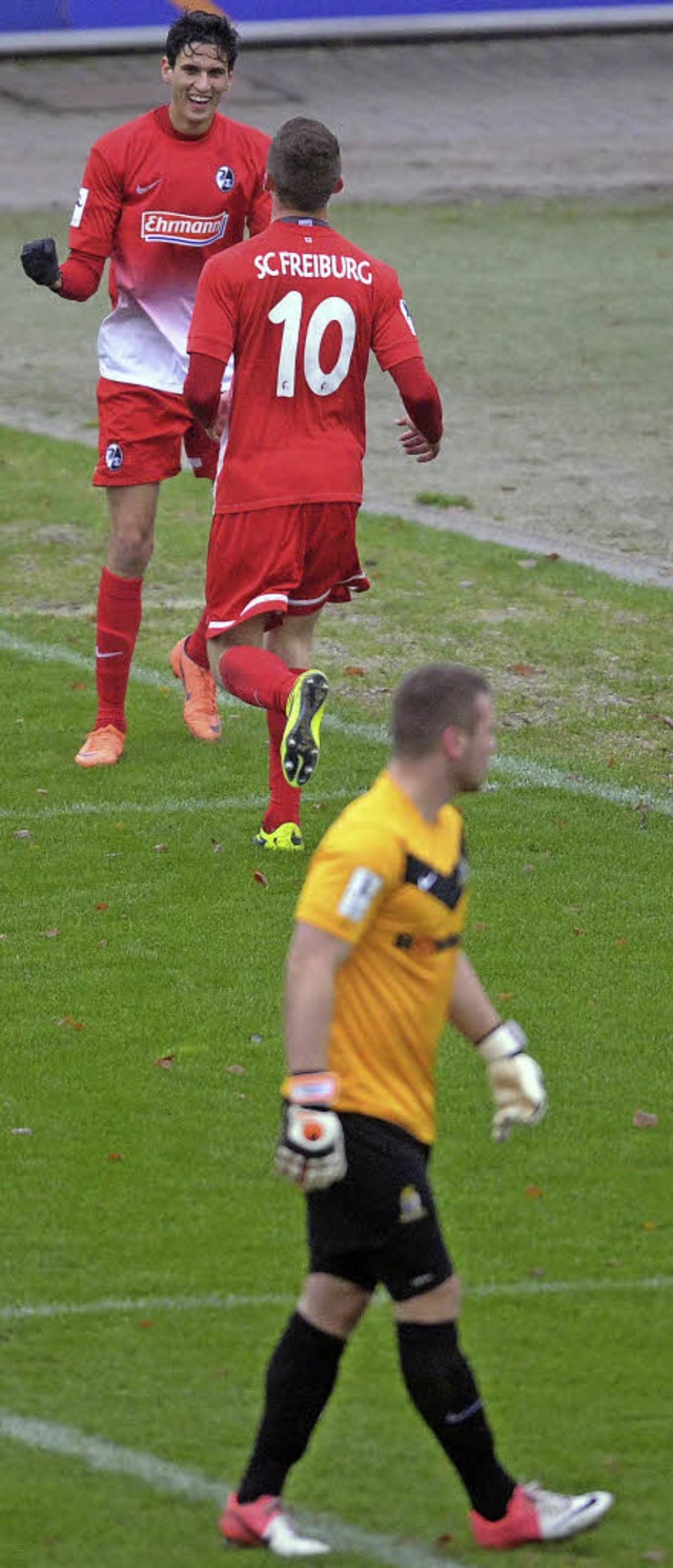 Amir Falahen (hinten) und Maximilian P...er Keeper Chris Keilmann ist bedient.   | Foto: Seeger