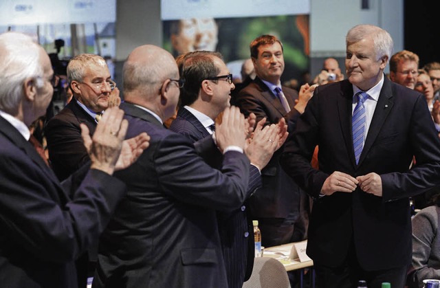 Horst Seehofer lsst sich nach seiner Wiederwahl feiern.   | Foto: dpa