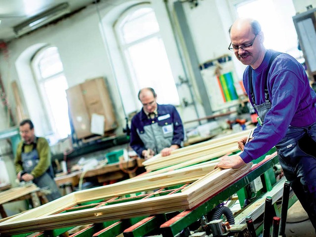 Firmenchef Walter Bayer (rechts)  in seiner Werksttte in Elzach.  | Foto: Fotos: Nikolaus Bayer