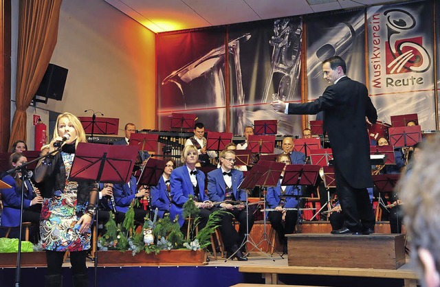 Dirigent Daniel Lampert mit Orchester und Sngerin Amanda Lampert.  | Foto: Hans-E. Meidhof