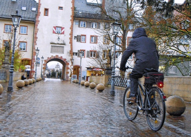 Bei Wind und Wetter: ein Radler auf der Seltenbachbrcke.   | Foto: Gerard