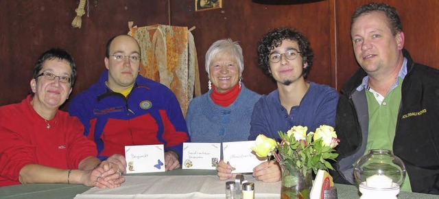 Babsi Borrmann (links) und Pius Steier...d Valentin Matt von den Ministranten.   | Foto: Tina Httich