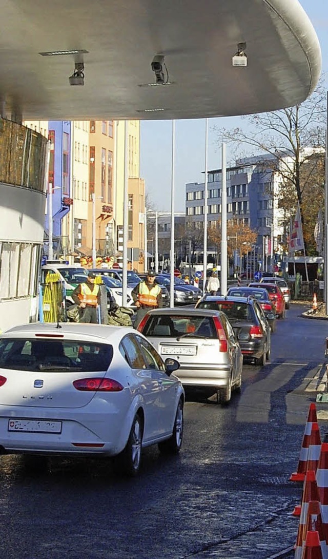 Am Friedlinger Zoll ist nun auch die zweite Fahrspur offen.   | Foto: Zoll