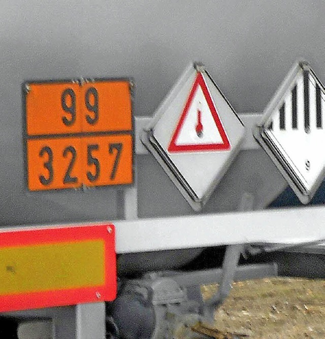 Das orangefarbene Schild  weist auf Gefahrgut hin.   | Foto: LANGELOTT