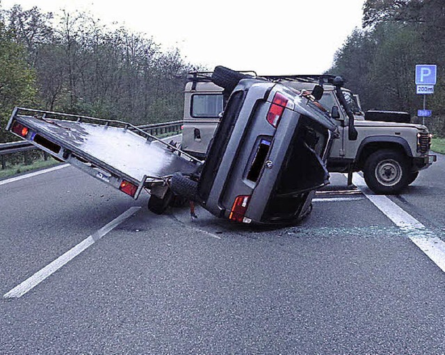 Vom Wind umgepustetes Gespann auf der A5.   | Foto: Polizei