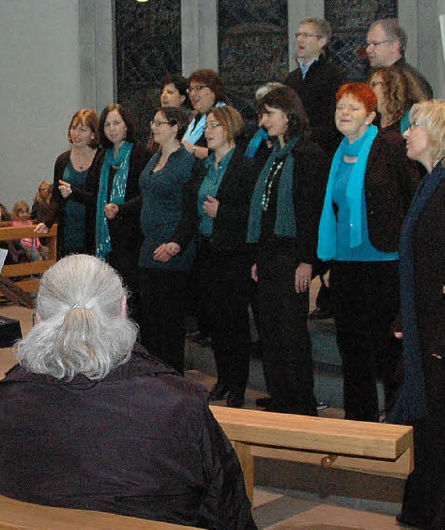 Die Sngerinnen und Snger von  &#8222...llen stimmen den Kirchenraum mhelos.   | Foto: Ounas-Krusel