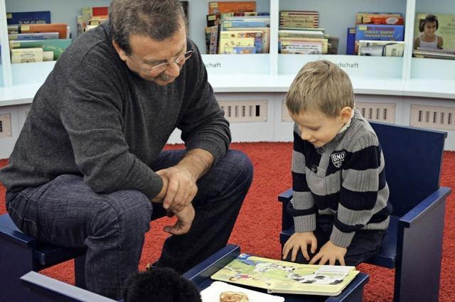 Kinder kommen zum Buch