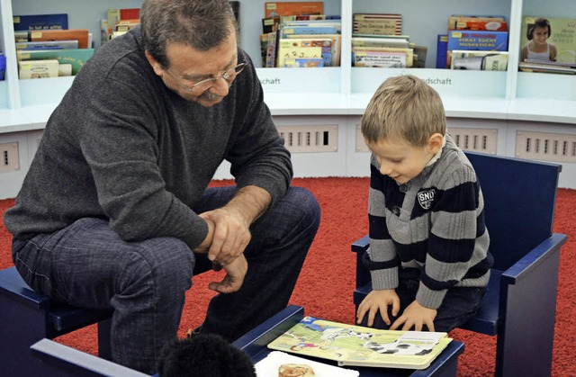 In der Stadtbibliothek lesen die Groen mit den Kleinen.   | Foto: F. Nottbrock