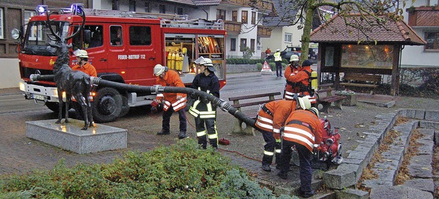 Wasser wurde ber die Strae aus der Glotter fr diese bung entnommen.   | Foto: Christian Ringwald