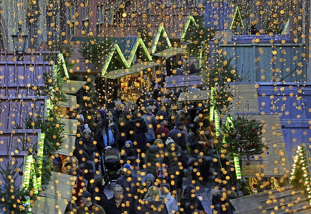 Blick durch den Lichtervorhang in die ...eder ganz zum Weihnachtsmarkt gehrt.   | Foto: Michael Bamberger