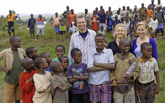 Frieder Weis,  Tabea-Sophie Reich und ...n Freundinnen und Freunde in Burundi.   | Foto: Privat