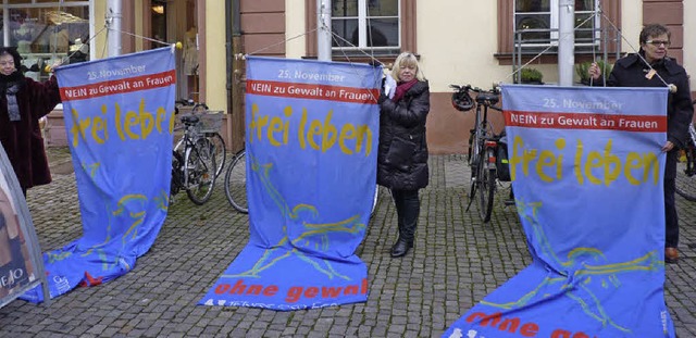 Drei Fahnen, eine klare  Botschaft: &#8222;Nein zu Gewalt an Frauen&#8220;.   | Foto: CWE