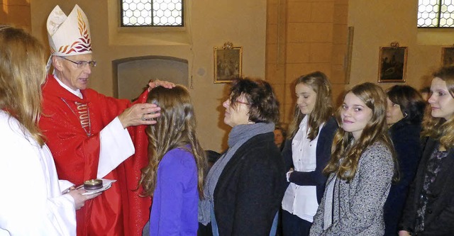 Weihbischof  Paul Wehrle spendete am S... Hofsgrund das Sakrament der Firmung.   | Foto: Privat