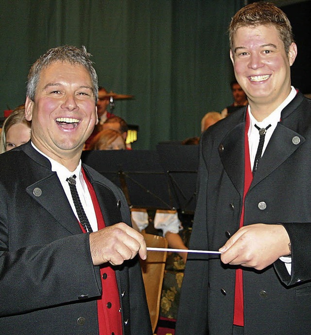 Martin Schmidt (rechts) bergab den Taktstock an Nachfolger Jochen Mond.   | Foto: Karl-Heinz Rmmele
