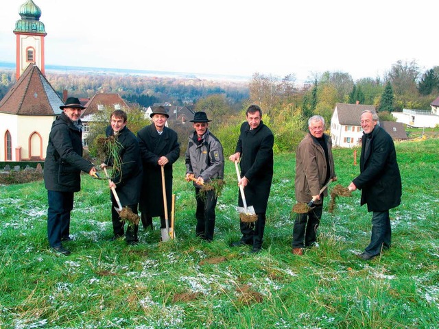 Spatenstich am Hellberg: Adolf Himmels...ichert, Alexander Walliser (von links)  | Foto: Jutta Schtz