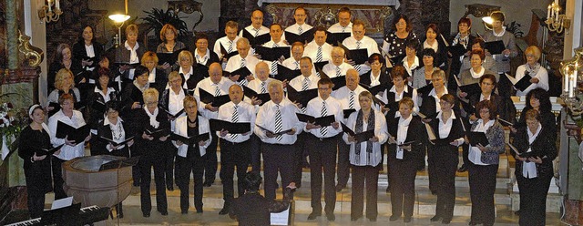 Verstrkt durch elf Projektsnger prs...h der Wyhler Kirchenchor beim Konzert.  | Foto: Jrgen Schweizer
