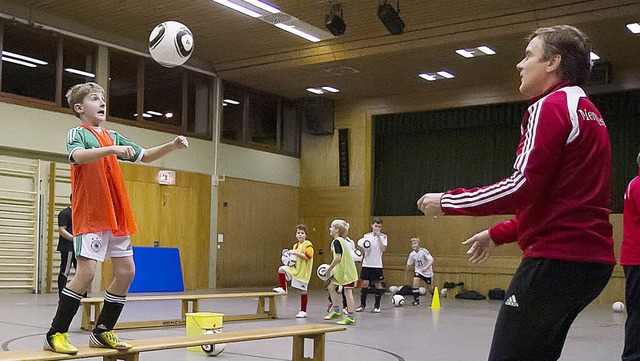 Das war ein super Kopfball: DFB-Hallen...ing in der Mehrzweckhalle Oberwinden.   | Foto: Daniel Fleig