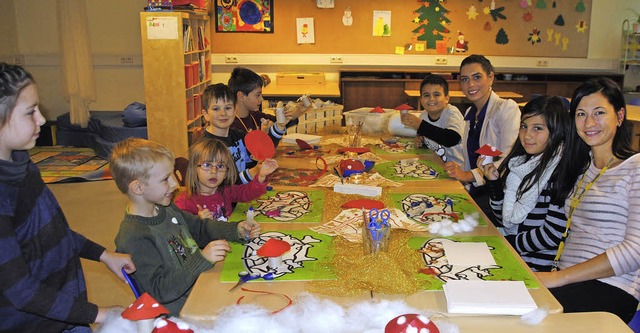 Mit Begeisterung bei der Sache: Die Hortkinder basteln Pilze und Schneemnner.   | Foto: SEDLAK