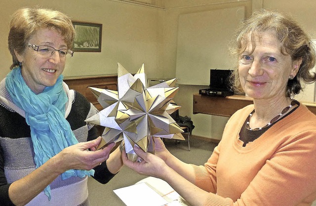 Mit einem kunstvollen Weihnachtsstern ...e Arbeit der ambulanten Hospizgruppe.   | Foto: Claudia Gempp