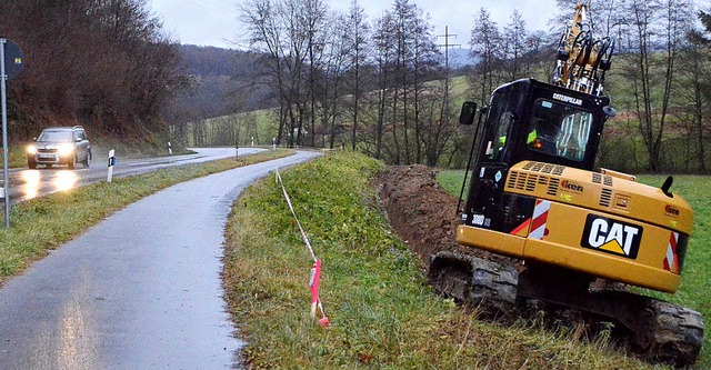 Die Verlegung der neuen Versorgungslei...t sich auch auf die Wassergebhr aus.   | Foto: Maier