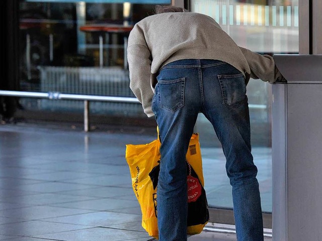 Immer hufiger zu sehen: Ein Mann sucht in einem Abfalleimer nach Verwertbarem.   | Foto: dpa