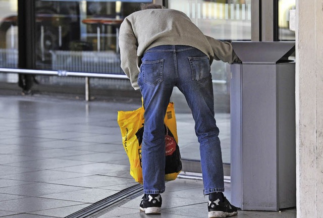 Immer hufiger zu sehen: Ein Mann sucht in einem Abfalleimer nach Verwertbarem.   | Foto: dpa