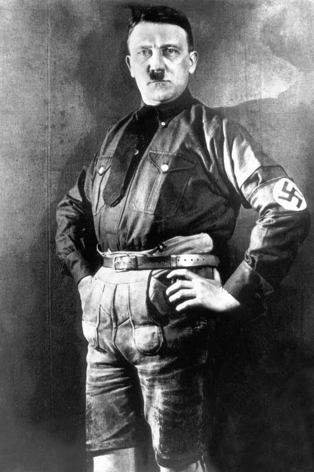 Pose in bayerischer Tracht: Adolf Hitler auf einem undatierten Foto  | Foto: dpa