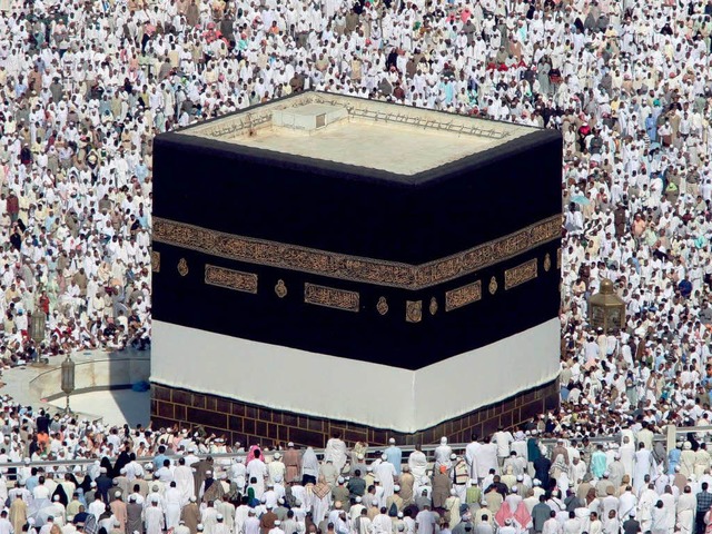Islamische Pilger umrunden die Kaaba, ...nenhof der Heiligen Moschee in Mekka.   | Foto: dpa
