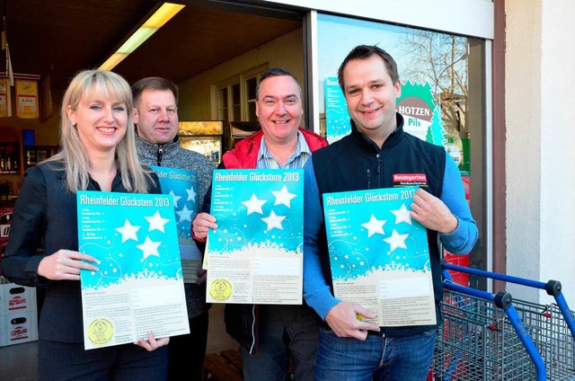 Rita Klaar (von links), Markus Sailer,...aumgartner mit dem Plakat zur Aktion.   | Foto: Martina Proprenter