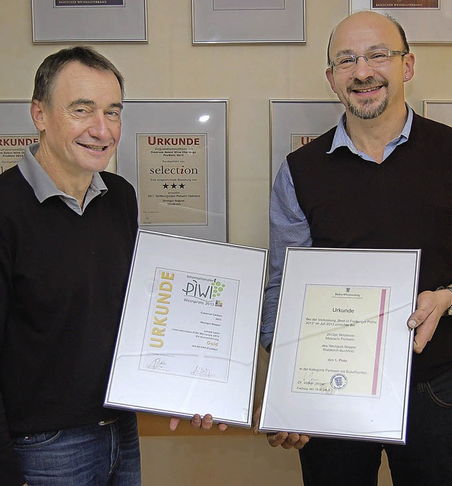 Weingut Nopper erhlt zwei Preis fr W...nd Volker Jrger vom Weinbauinstitut.   | Foto: Ringwald